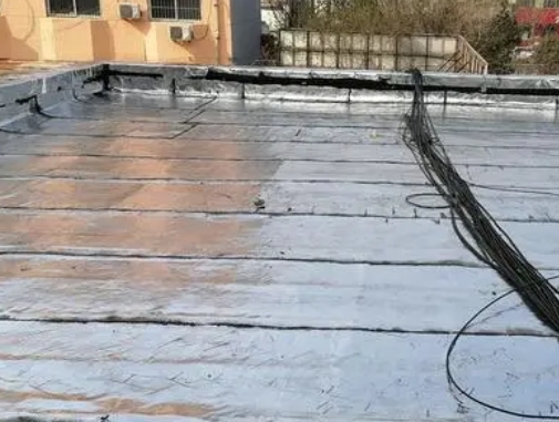 丰润卫生间漏水维修公司分享下丰润屋面楼顶防水刚性防水层施工要点。